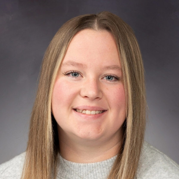 portrait of Anna Tobias '25