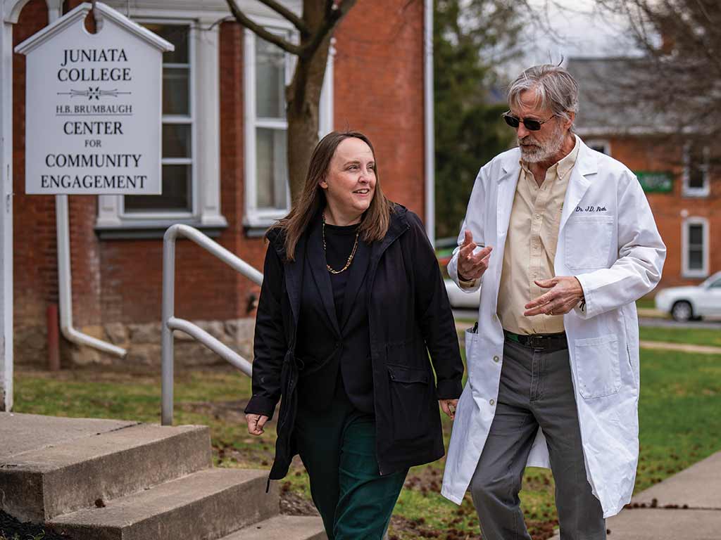 photo of Sarah Worley '00 and Dr. John Roth