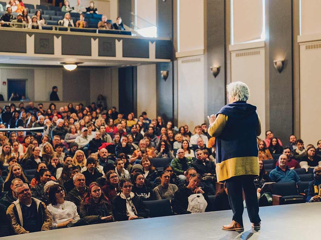 photo of Lauren Bowen addressing an audience